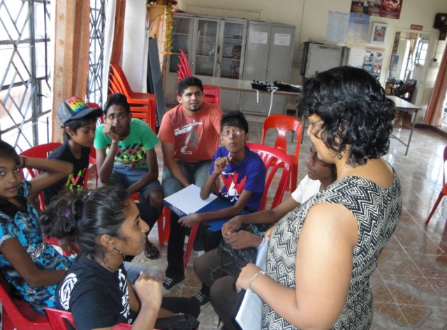 The North-East team had a second workshop with a group of youth from the surrounding area of Rivière du Rempart. Around 13 co-ed teenagers came back for this second session...